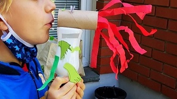 Slika naslovnice prikazuje dečka, ki piha v zmaja narejenega iz tulcev za straniščni papir.